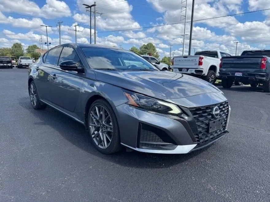 2023 Nissan Altima SR photo 1