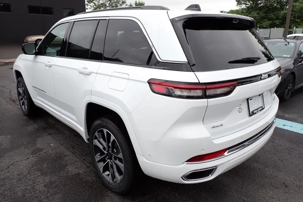 2025 Jeep Grand Cherokee Overland photo 1