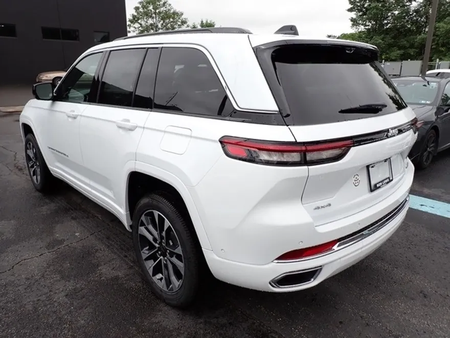 2025 Jeep Grand Cherokee Overland photo 1