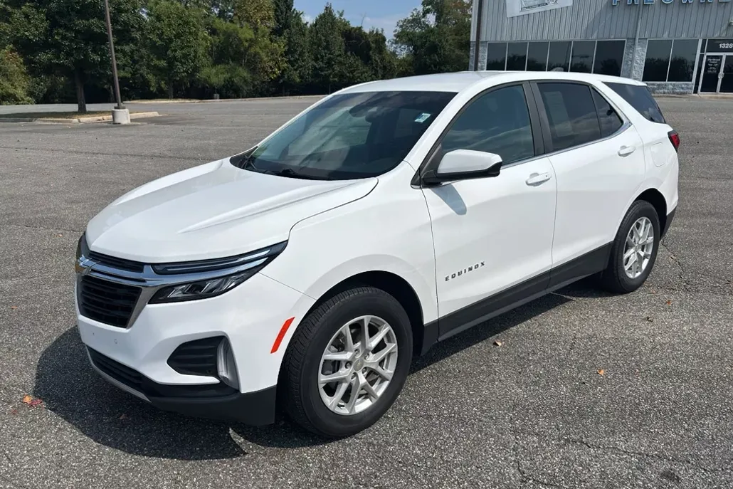 2023 Chevrolet Equinox LT photo 1