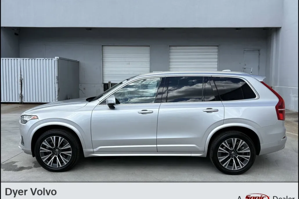 2022 Volvo XC90 T6 Momentum photo 1