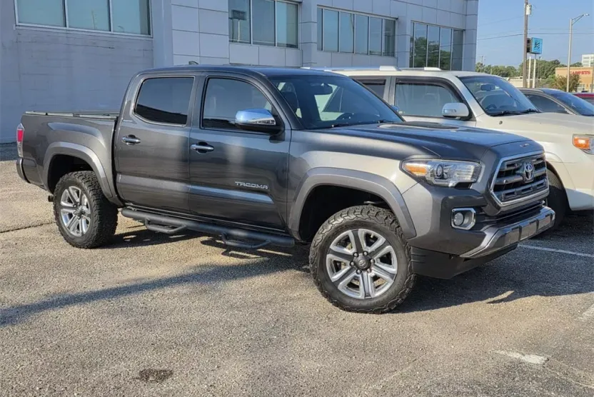 2016 Toyota Tacoma Limited V6 photo 1