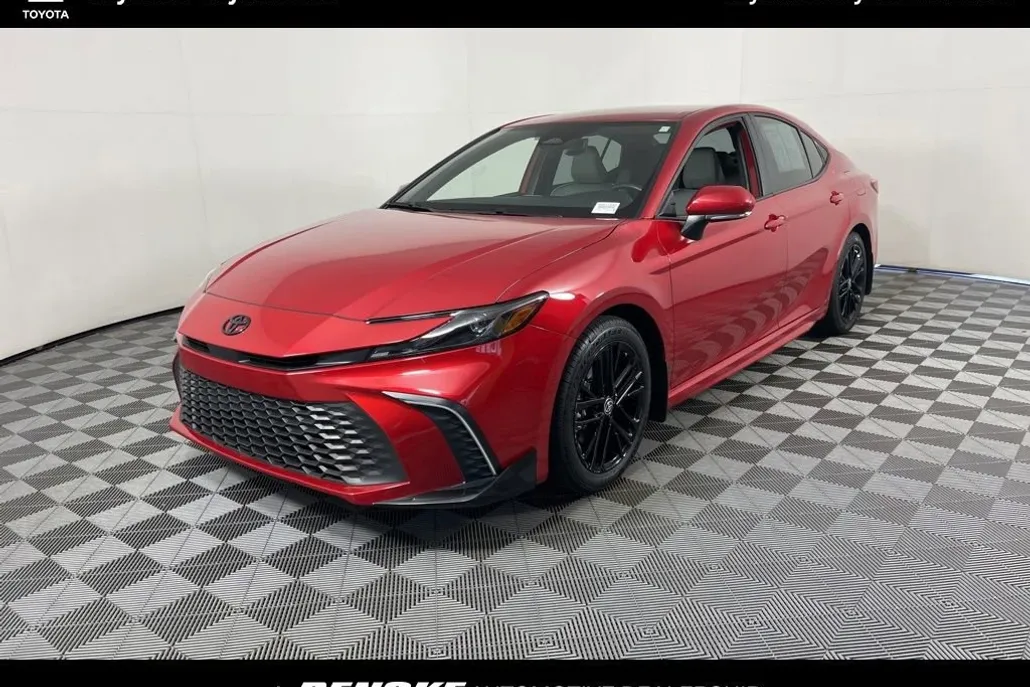 2025 Toyota Camry SE photo 1