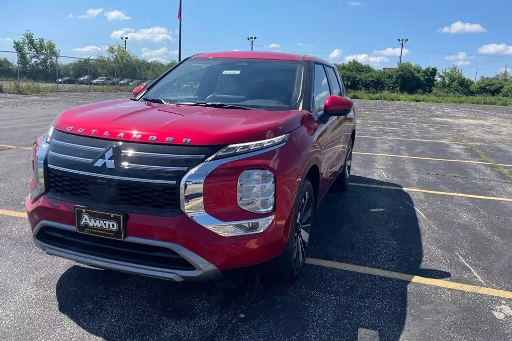 2025 Mitsubishi Outlander SE photo 1