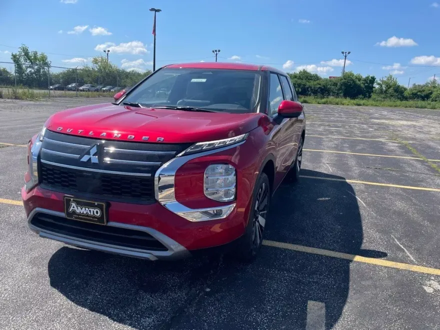 2025 Mitsubishi Outlander SE photo 1