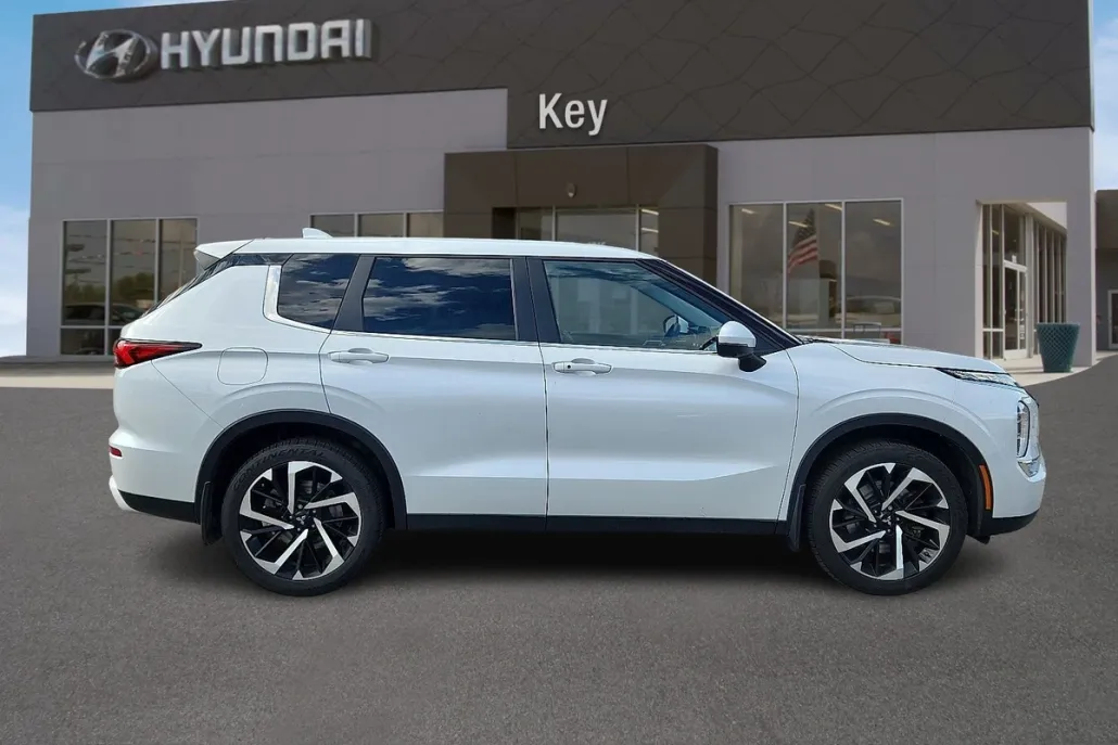2023 Mitsubishi Outlander SE photo 1