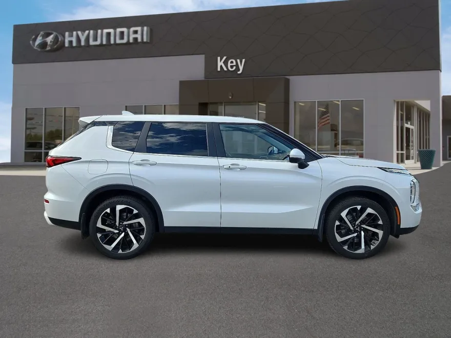 2023 Mitsubishi Outlander SE photo 1