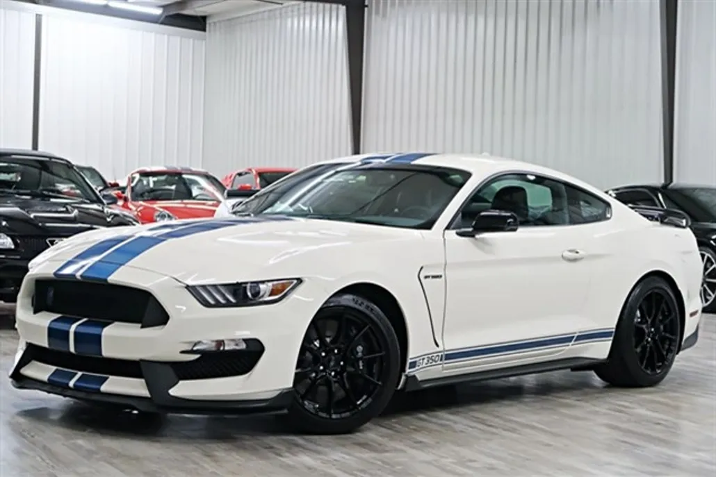 2020 Ford Mustang photo 1
