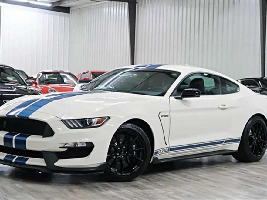 2020 Ford Mustang photo 1