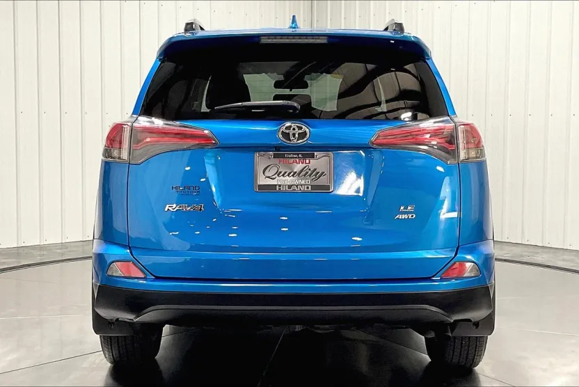 2018 Toyota RAV4 LE photo 1