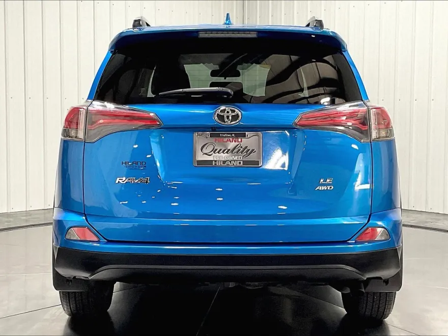 2018 Toyota RAV4 LE photo 1