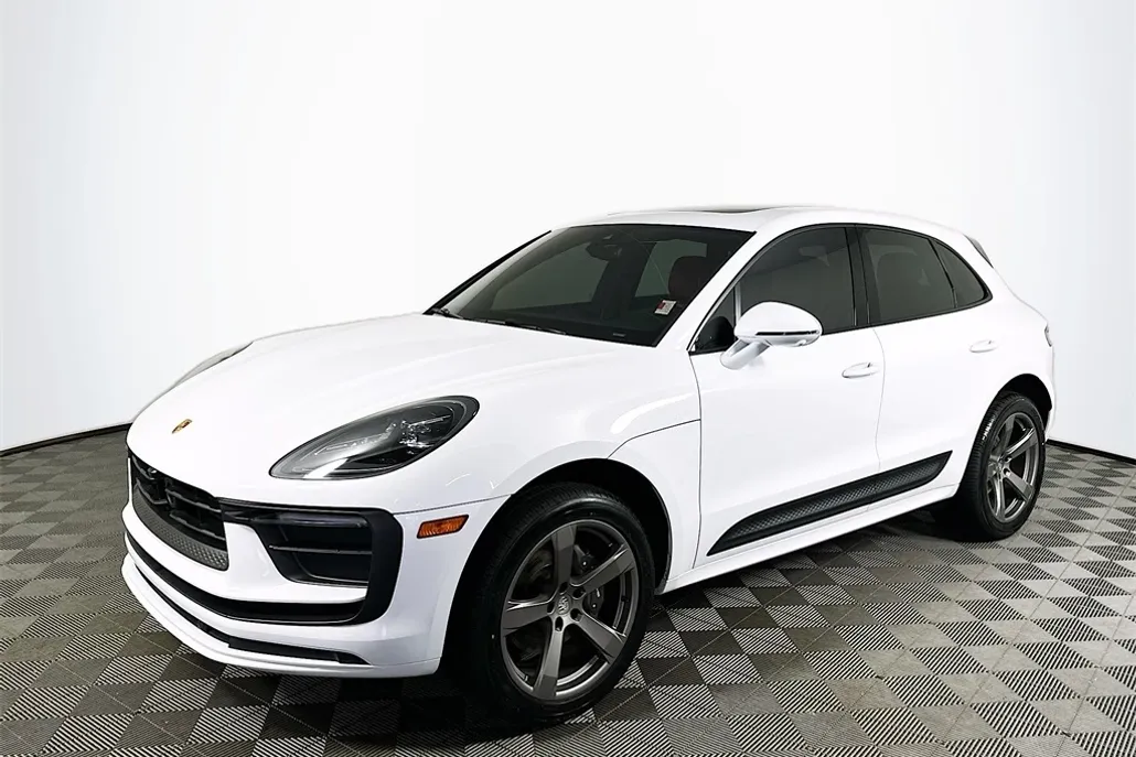 2024 Porsche Macan T photo 1