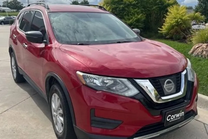 2017 Nissan Rogue SV photo 1