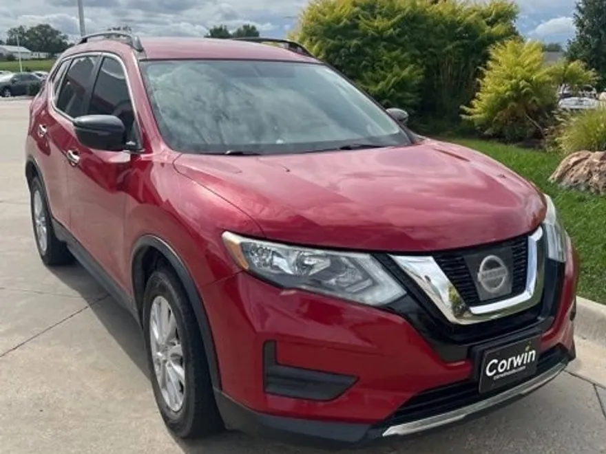 2017 Nissan Rogue SV photo 1