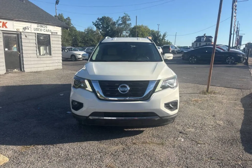2017 Nissan Pathfinder SL photo 1