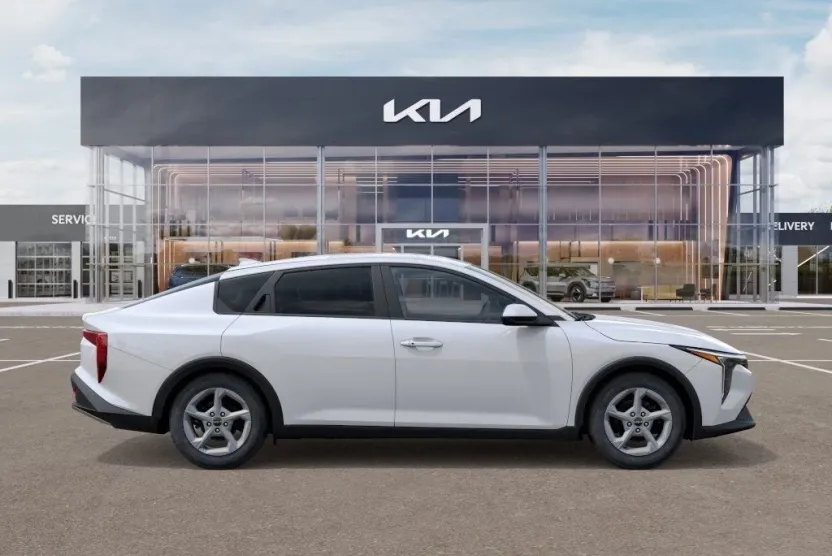 2025 Kia K4 LXS photo 1
