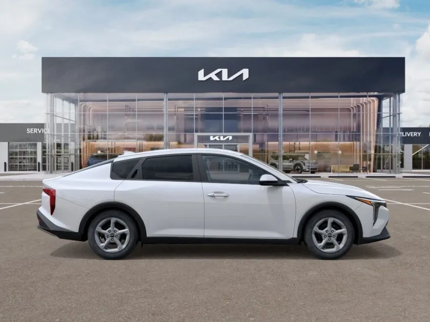 2025 Kia K4 LXS photo 1