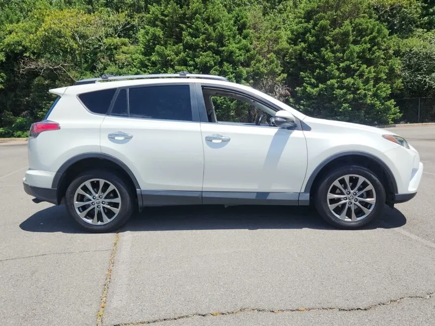 2018 Toyota RAV4 Limited photo 1