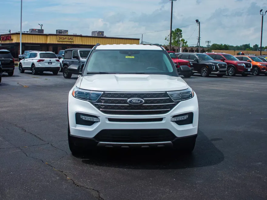 2023 Ford Explorer XLT photo 1