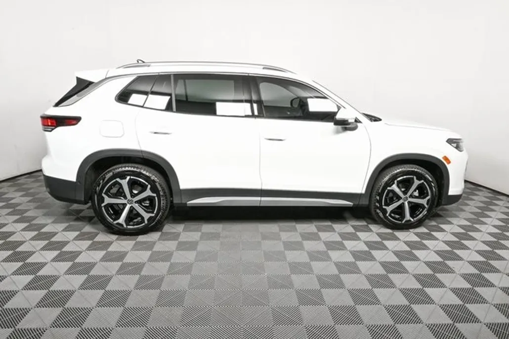 2025 Volkswagen Tiguan SE photo 1