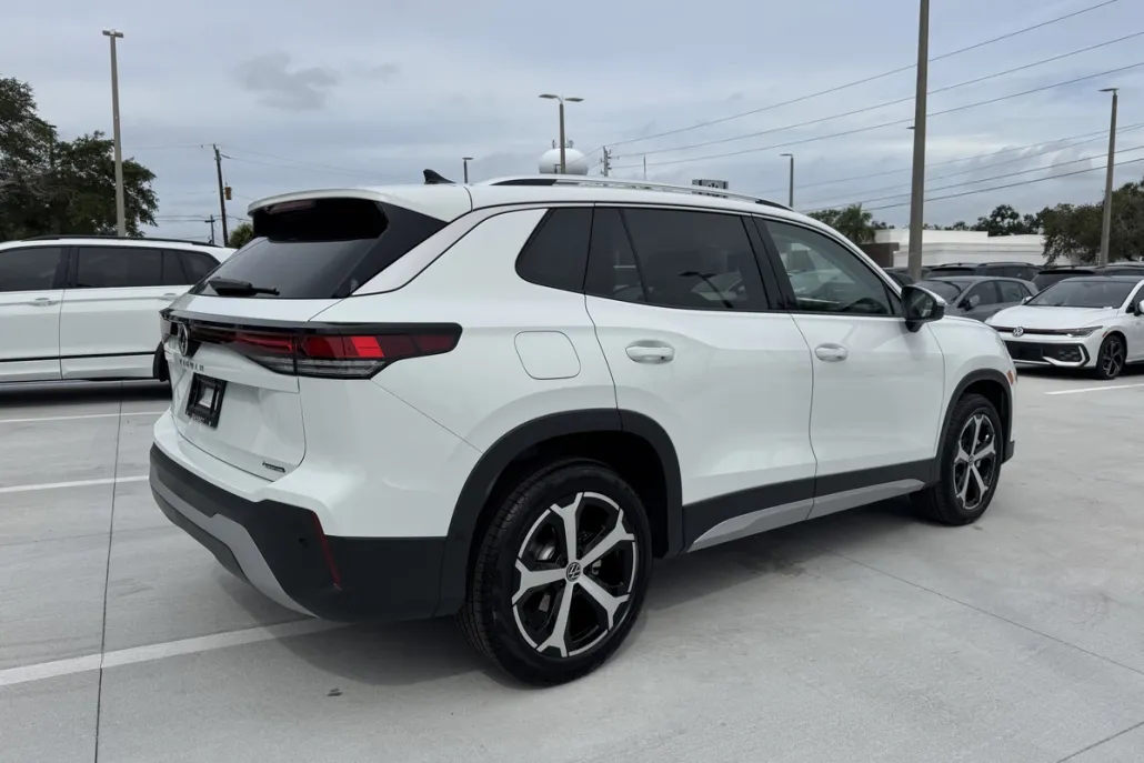2025 Volkswagen Tiguan SE photo 1