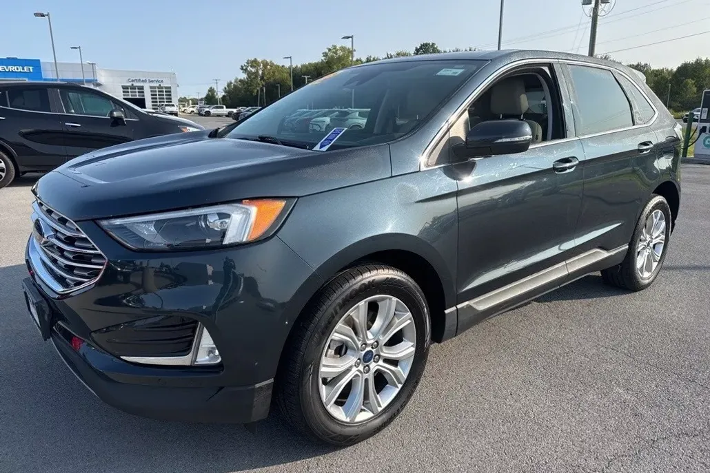 2022 Ford Edge Titanium photo 1