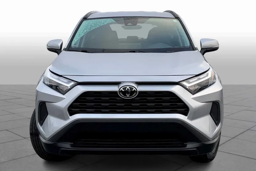 2024 Toyota RAV4 XLE photo 1