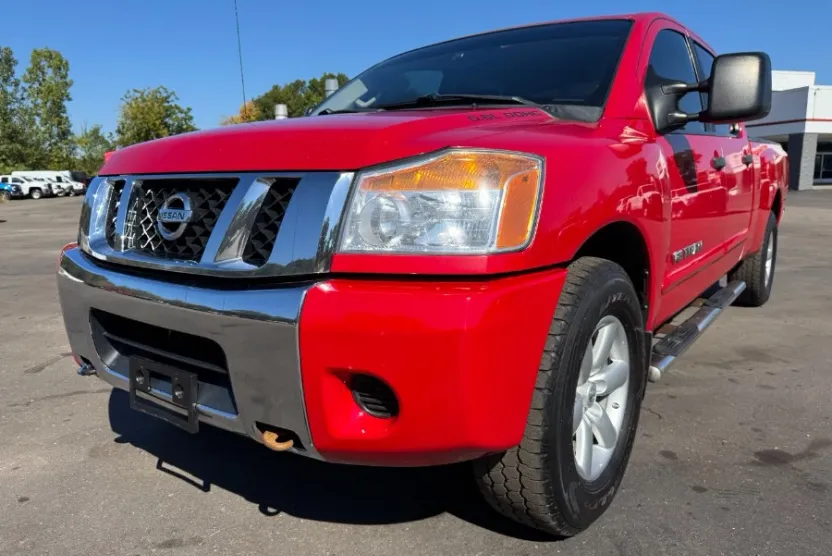 2012 Nissan Titan Crew Cab SV photo 1