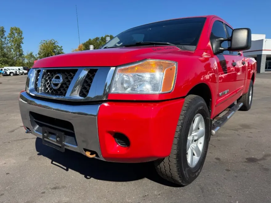 2012 Nissan Titan Crew Cab SV photo 1