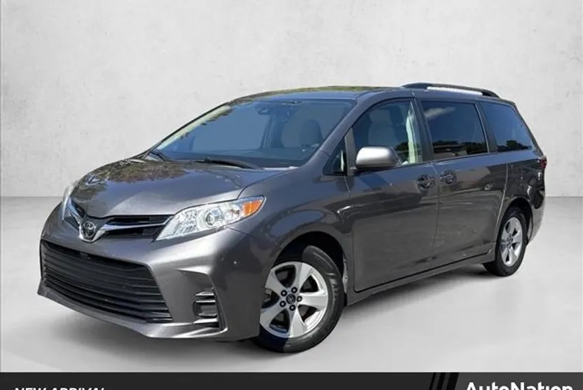2018 Toyota Sienna LE photo 1