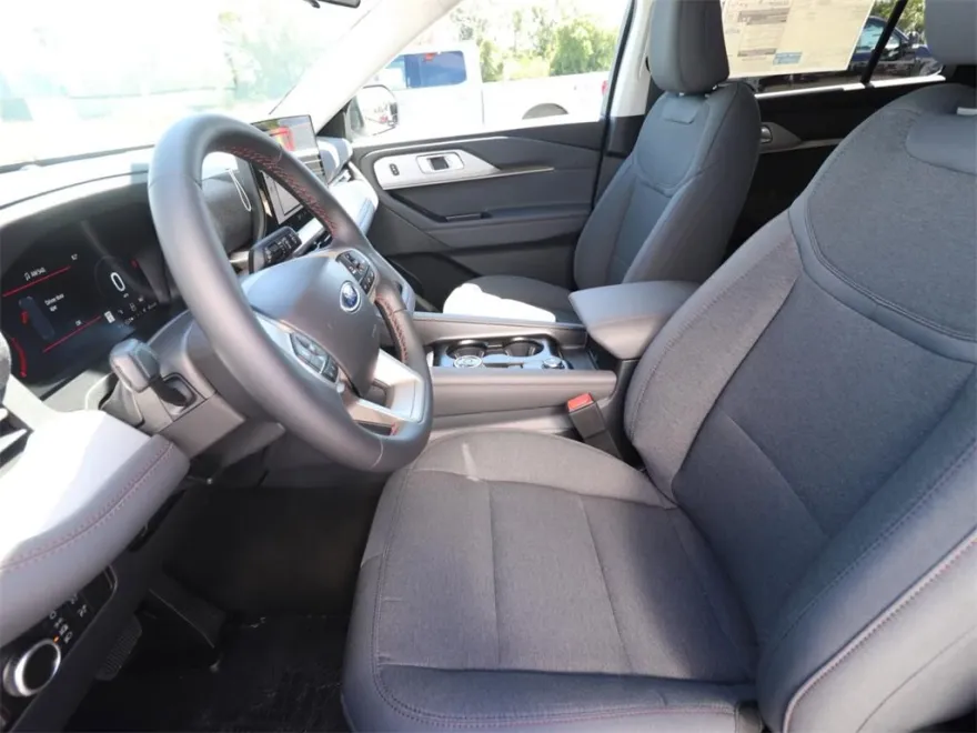 2025 Ford Explorer photo 1