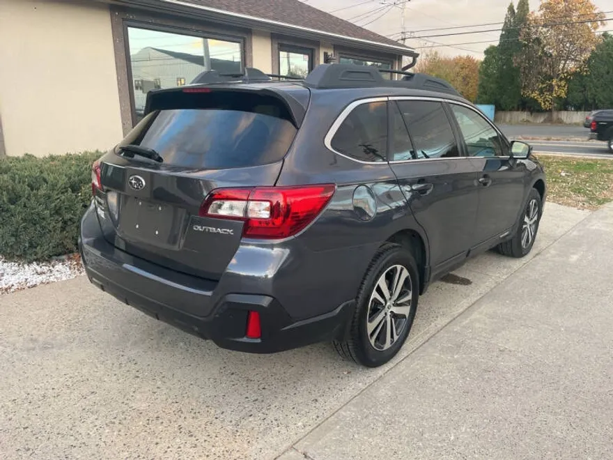 2018 Subaru Outback 2.5i Limited photo 1