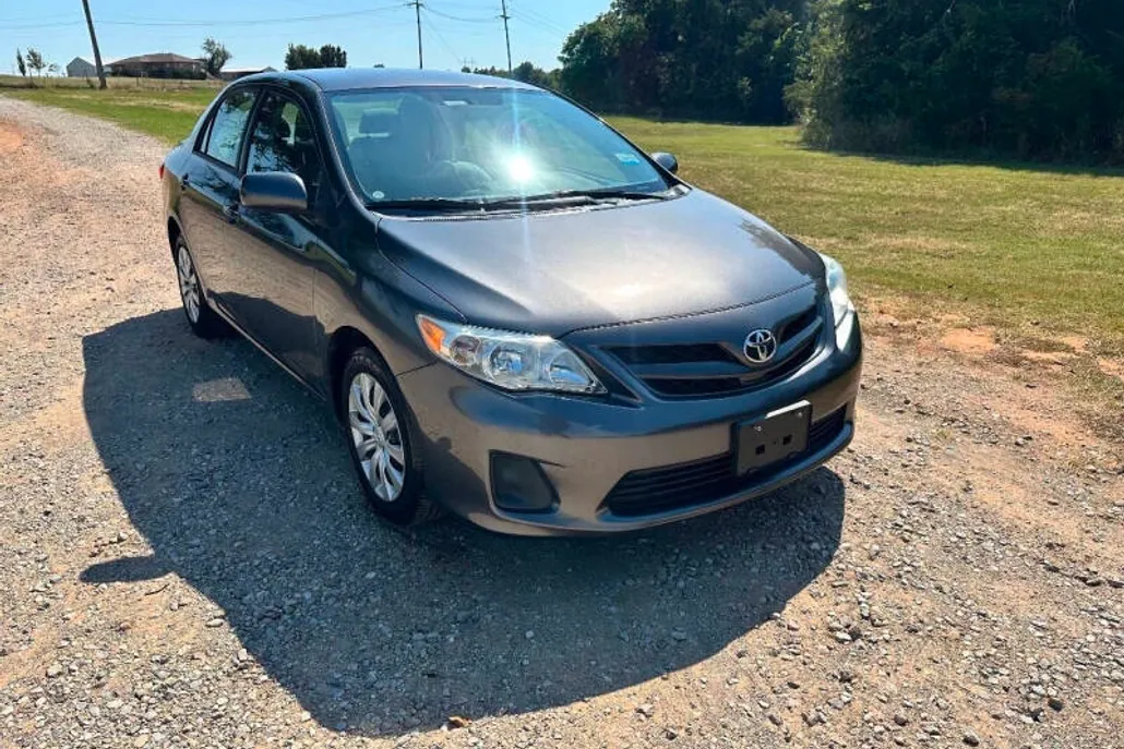 2012 Toyota Corolla LE photo 1