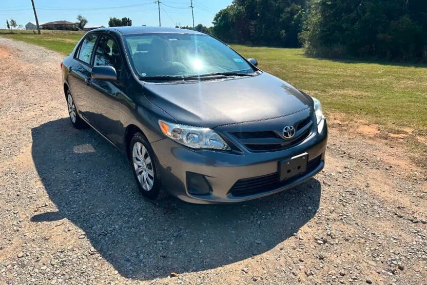 2012 Toyota Corolla LE photo 1