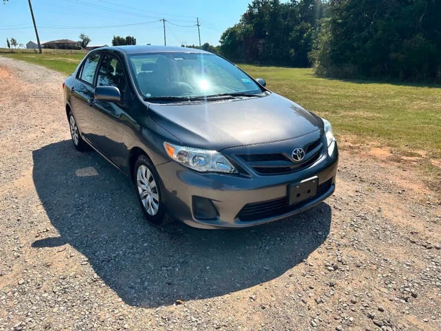 2012 Toyota Corolla LE photo 1