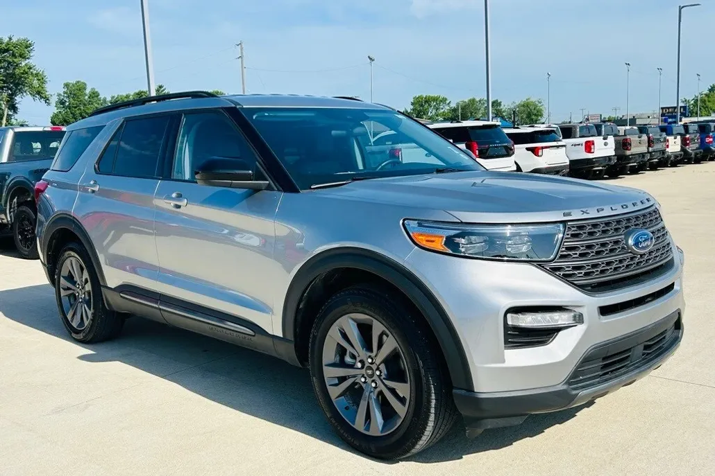 2023 Ford Explorer XLT photo 1