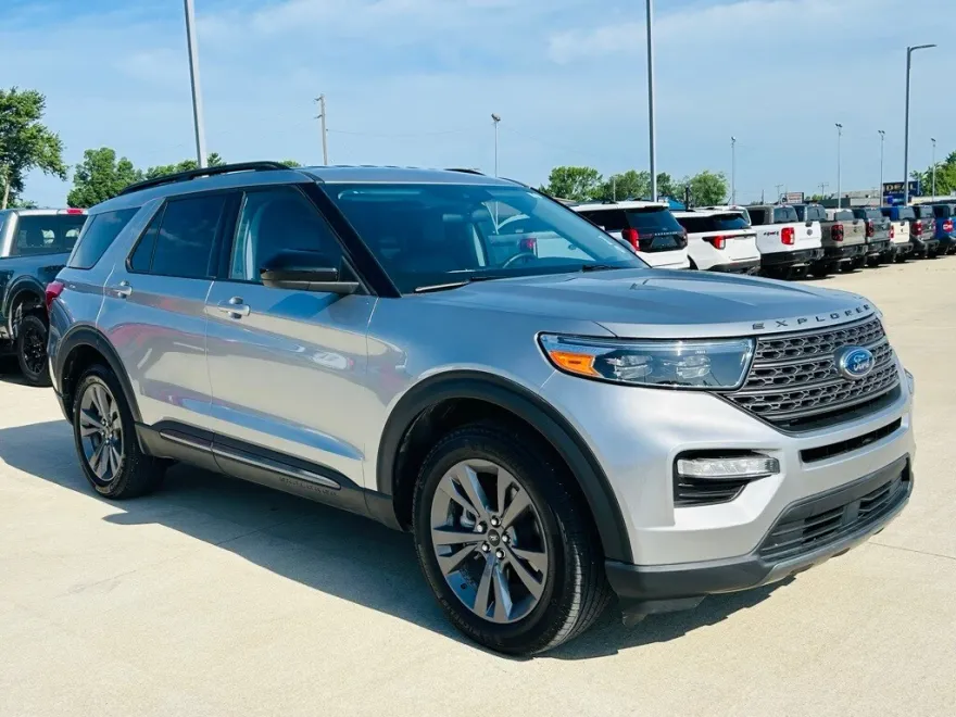 2023 Ford Explorer XLT photo 1