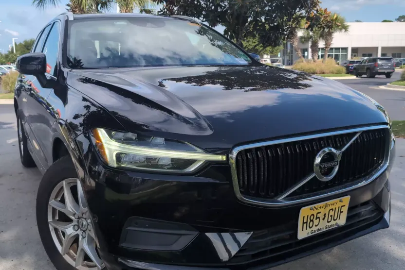 2018 Volvo XC60 Momentum photo 1