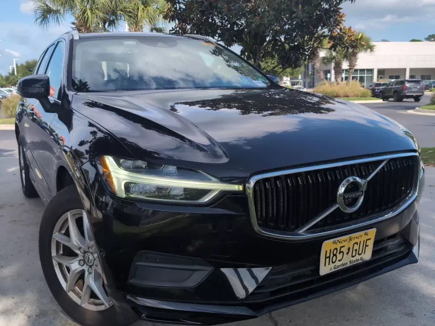 2018 Volvo XC60 Momentum photo 1