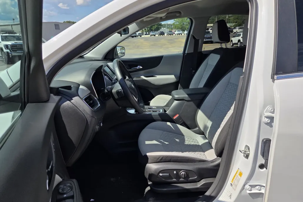 2024 Chevrolet Equinox LT photo 1