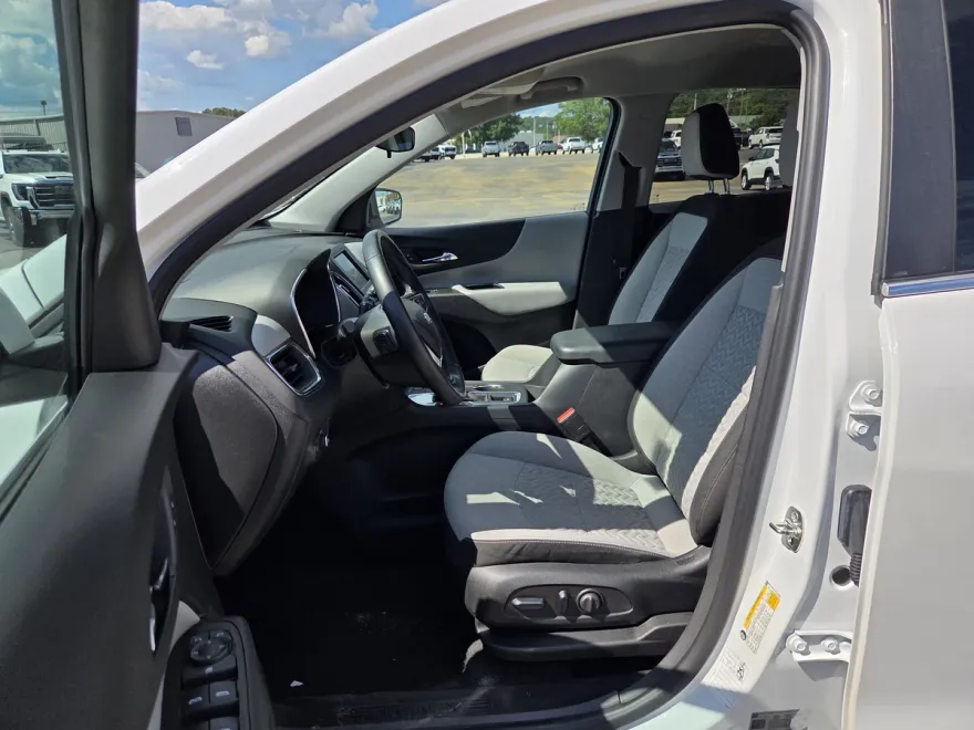 2024 Chevrolet Equinox LT photo 1