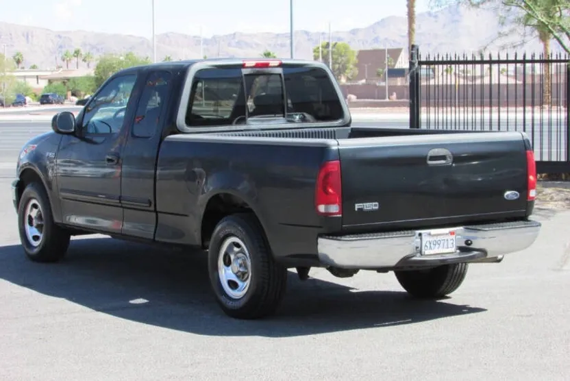 2002 Ford F-150 XLT photo 1