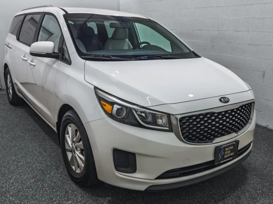 2016 Kia Sedona LX photo 2