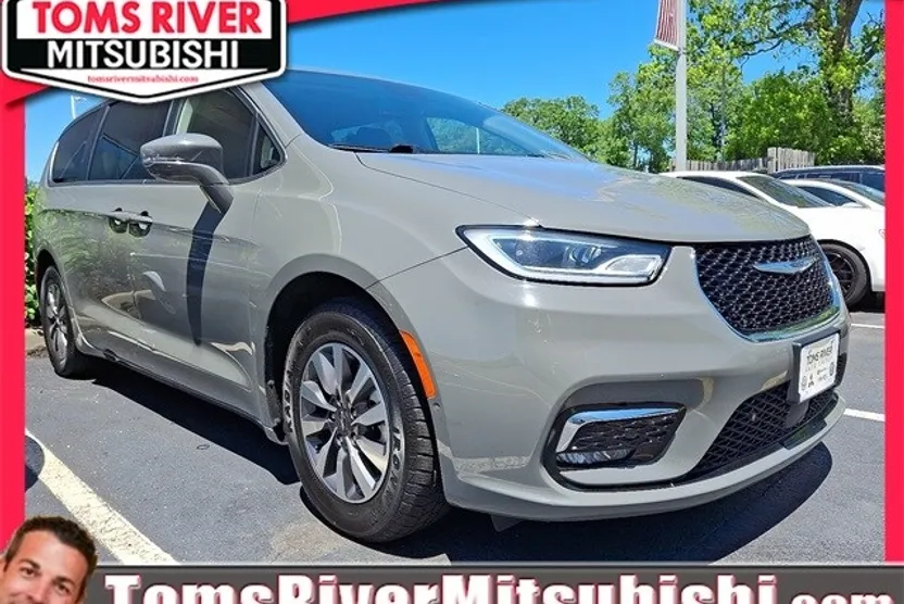 2022 Chrysler Pacifica Hybrid Touring L photo 1