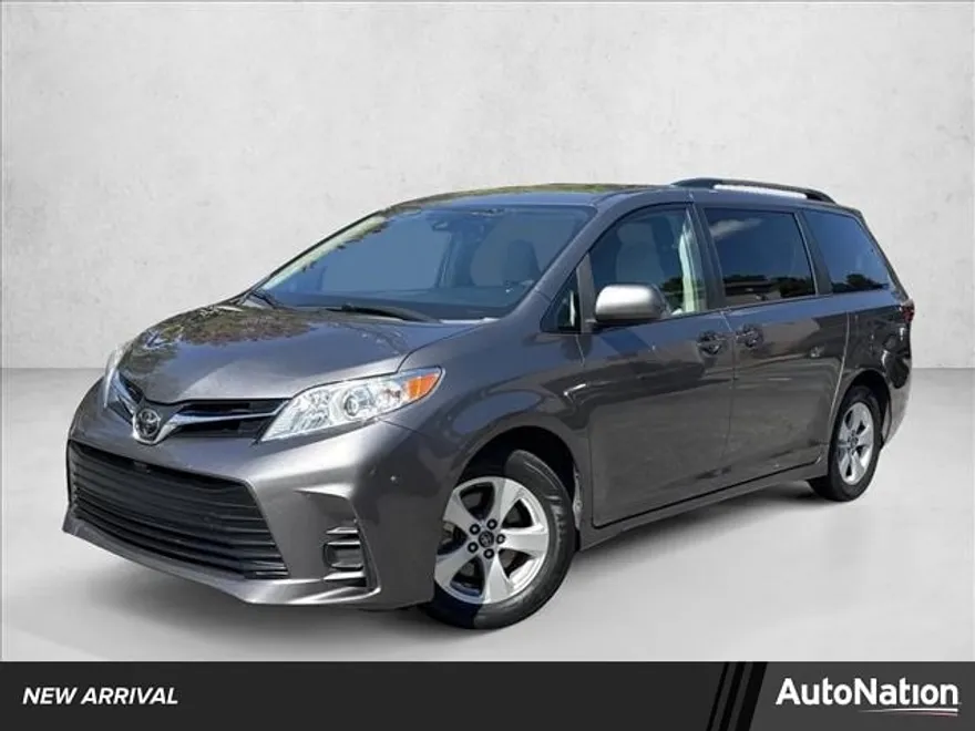 2018 Toyota Sienna LE photo 1