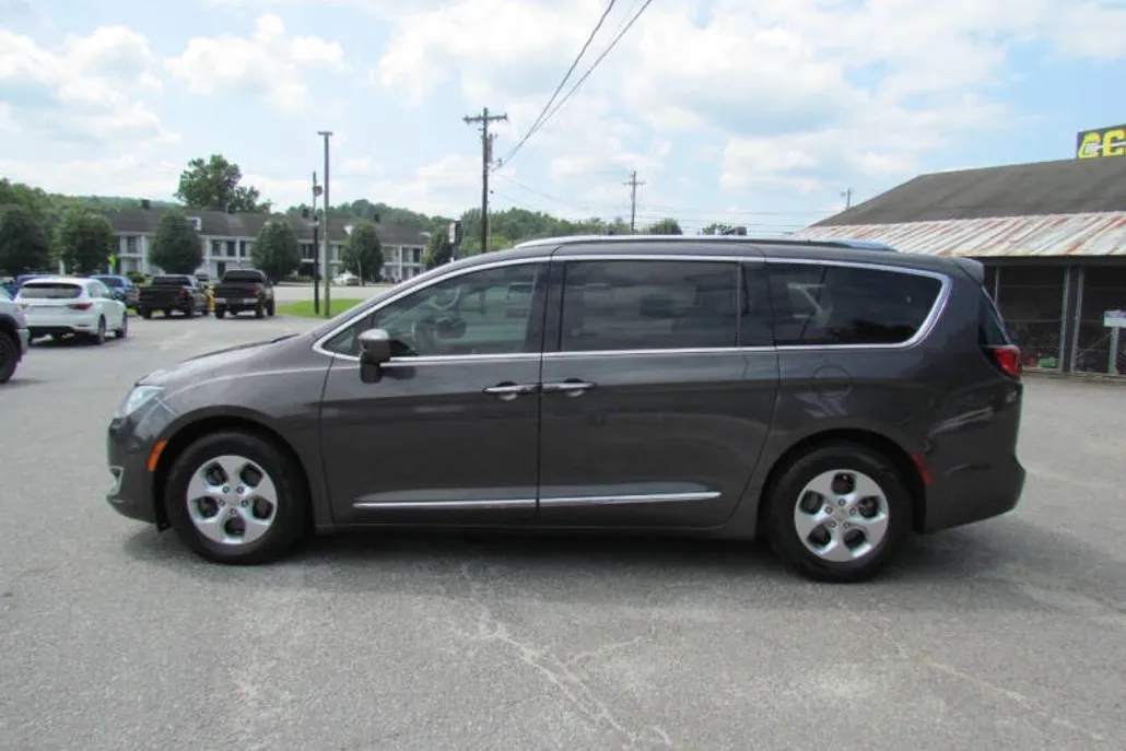 2017 Chrysler Pacifica Touring Plus photo 1