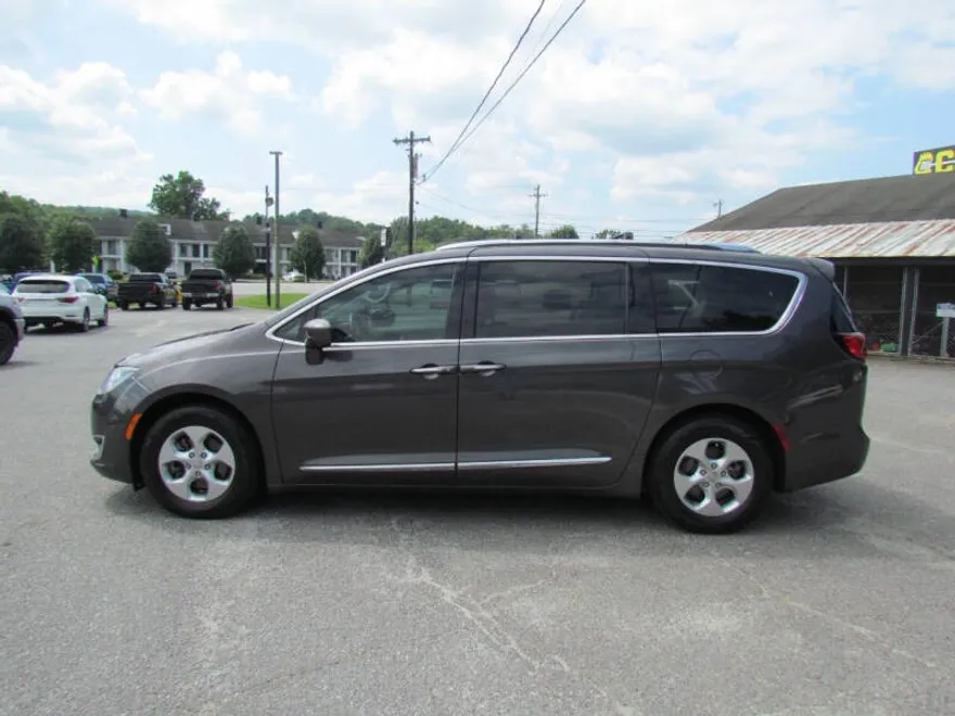 2017 Chrysler Pacifica Touring Plus photo 1
