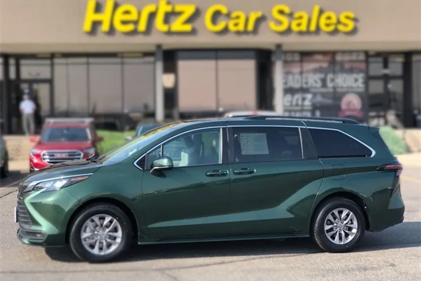 2024 Toyota Sienna LE photo 1