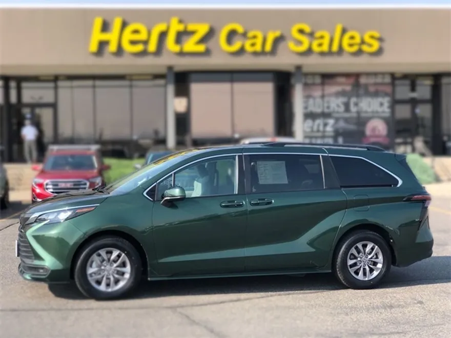 2024 Toyota Sienna LE photo 1