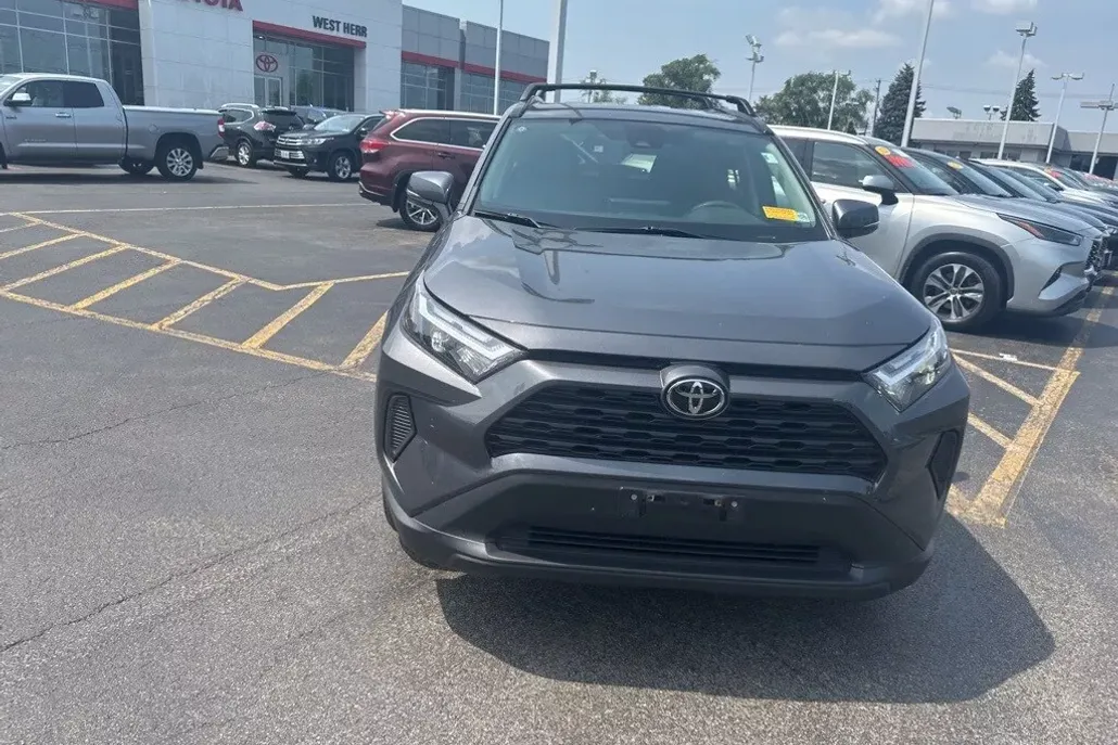 2023 Toyota RAV4 XLE photo 1